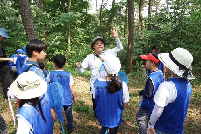 지구사랑탐사대장인 장이권 교수가 제인구달길에서 만난 숲속 곤충에 대해 설명하는 모습. - (주)동아사이언스 제공